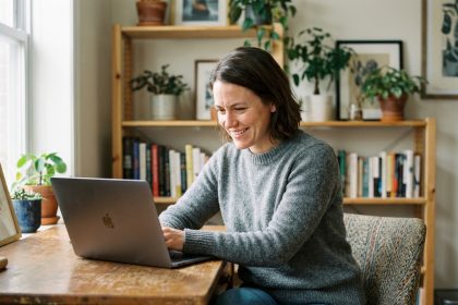 Femme concentrée dans son bureau à domicile en jeans