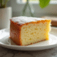 Gâteau dacquoise tranché sur assiette blanche naturelle