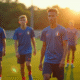 Jeunes joueurs de reserve de football en échauffement sur le terrain